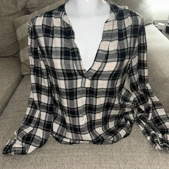 😍GAP Plaid V-Neck Women's Top - Picture 1 of 4